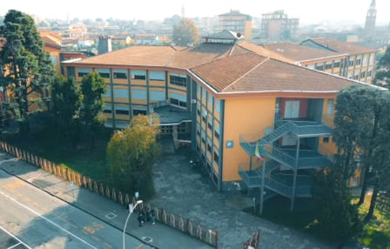Dal territorio - Studente con martello in classe