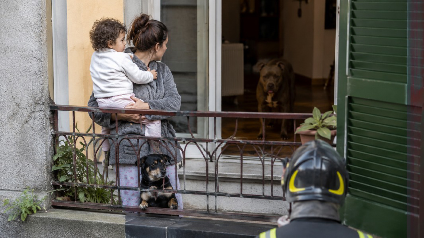 Dal territorio - Babysitter e bambina chiuse sul balcone 