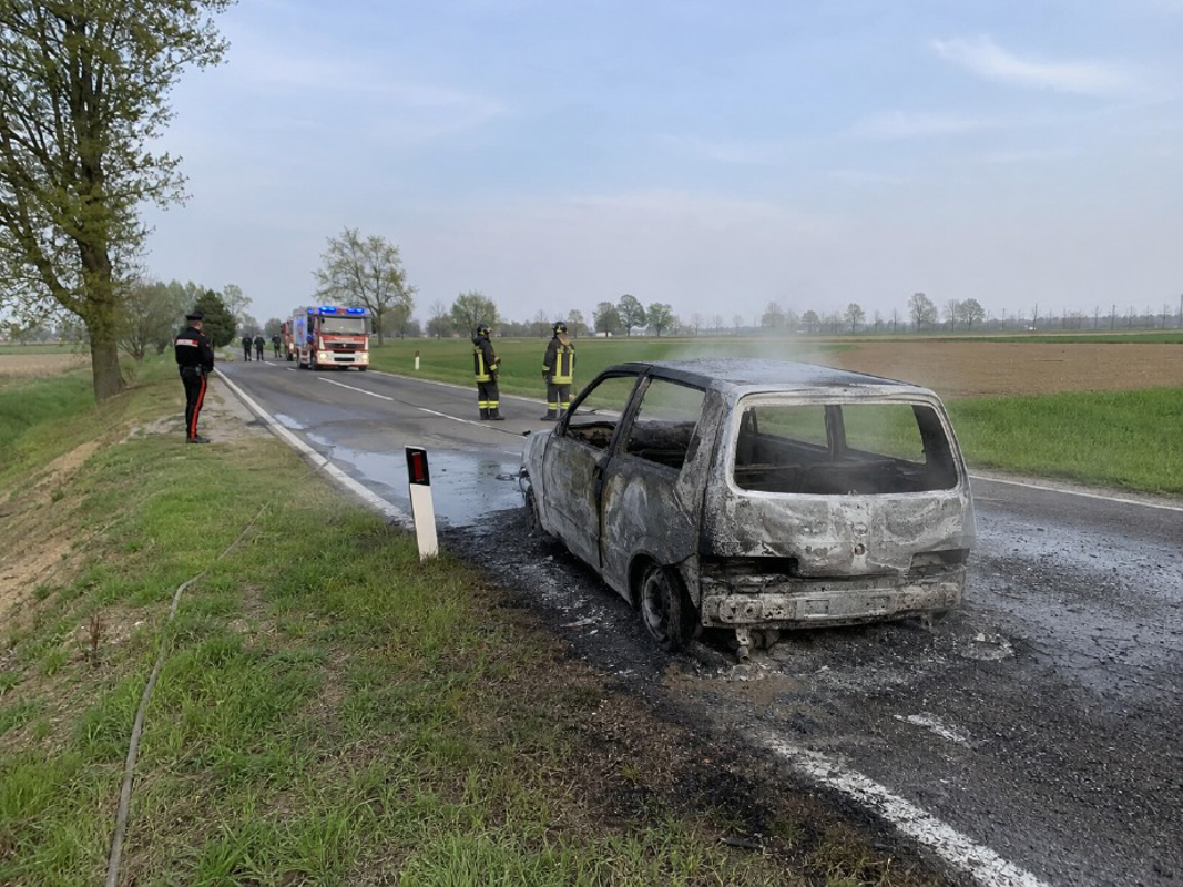 Castelnuovo Bocca d'Adda - Auto in fiamme con dentro una persona 