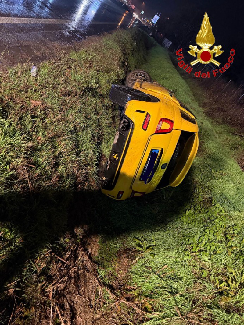 Guardamiglio – Abarth si ribalta sulla via Emilia