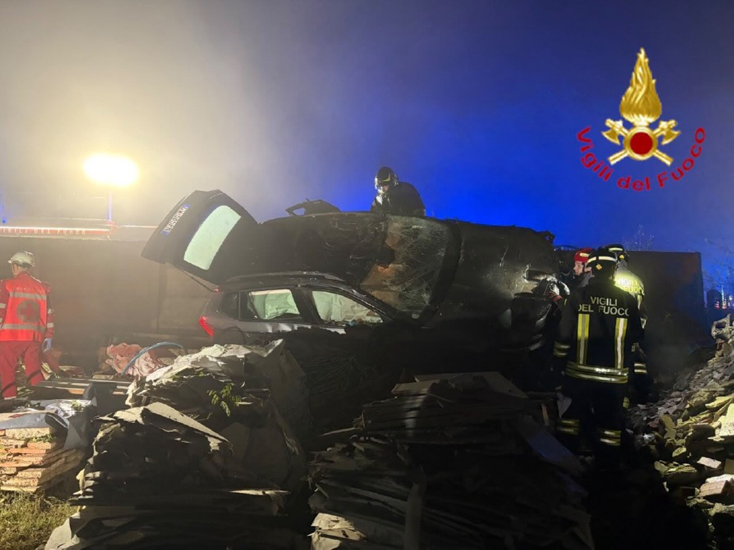 Lodi - Bmw sfonda una recinzione e vola in un cortile
