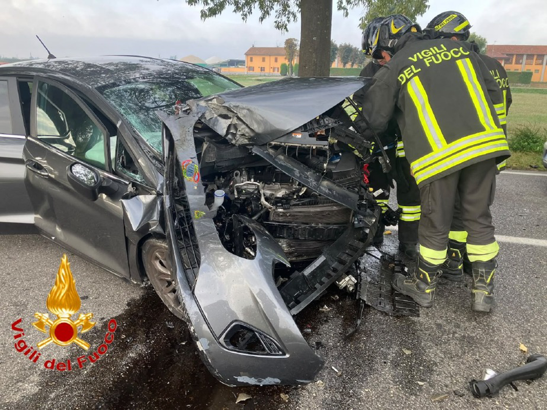 Secugnago - Auto contro un albero