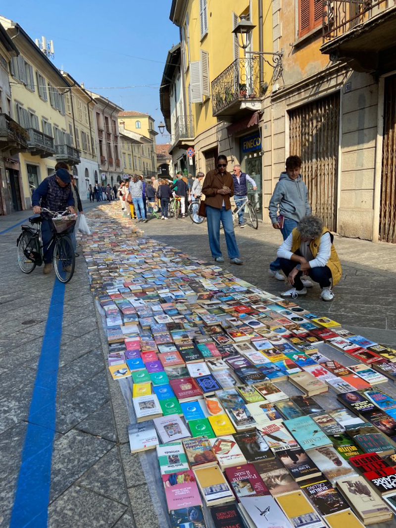 Codogno - Una strada ricoperta di libri 