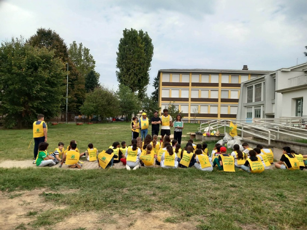 Sant'Angelo Lodigiano - Guanti e sacchi in mano, gli alunni ripuliscono scuole e parchi