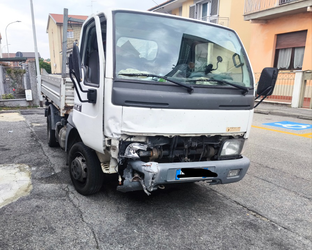 Lodi Vecchio - Auto contro un muretto