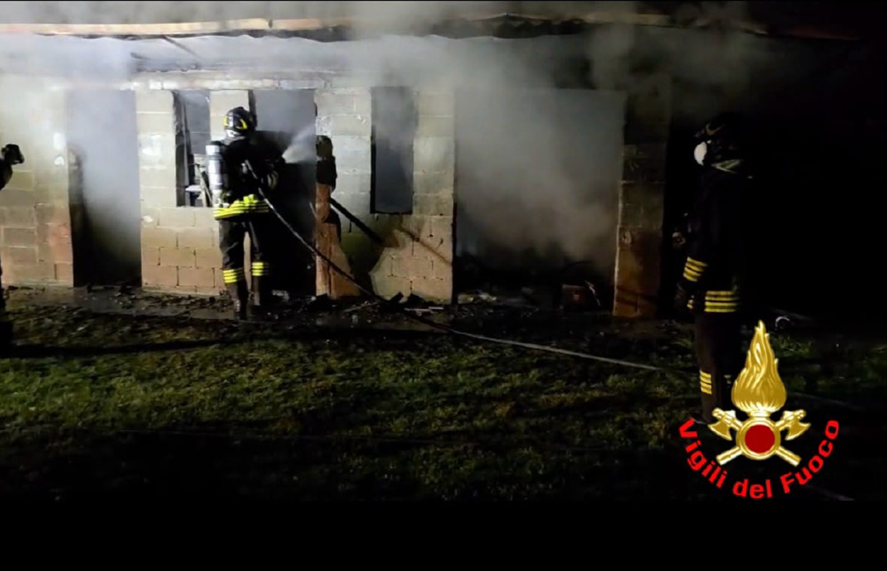 Caselle Landi - A fuoco un magazzino per attrezzi