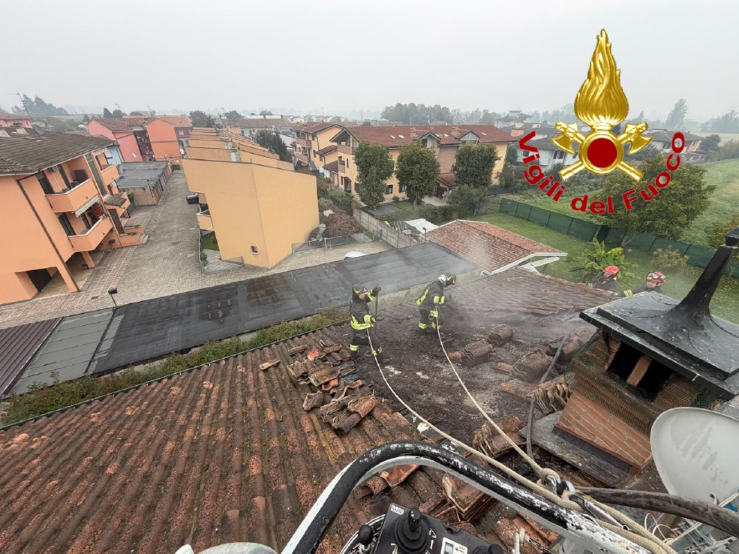 Marudo - Tetto in fiamme, arrivano i pompieri