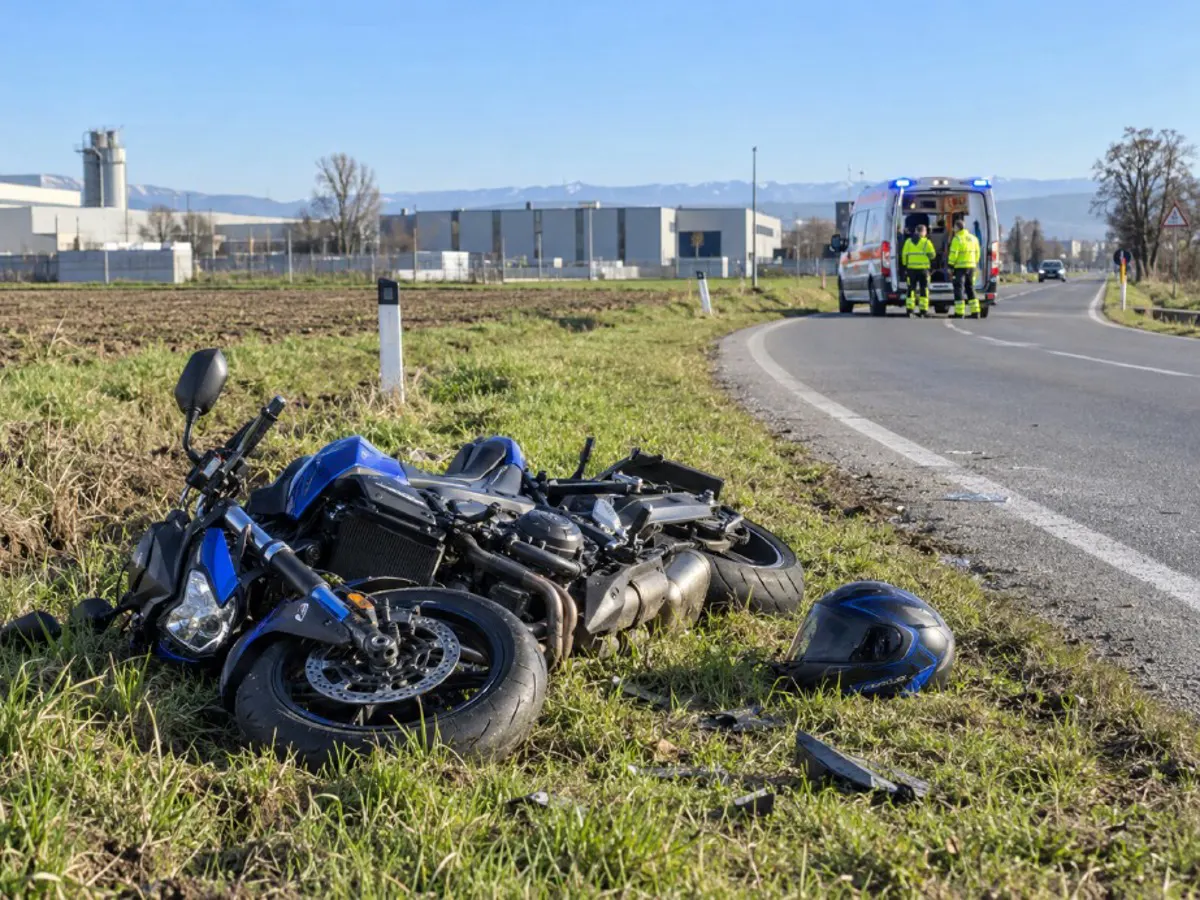 Pieve Fissiraga -  Va a scuola, si schianta in moto