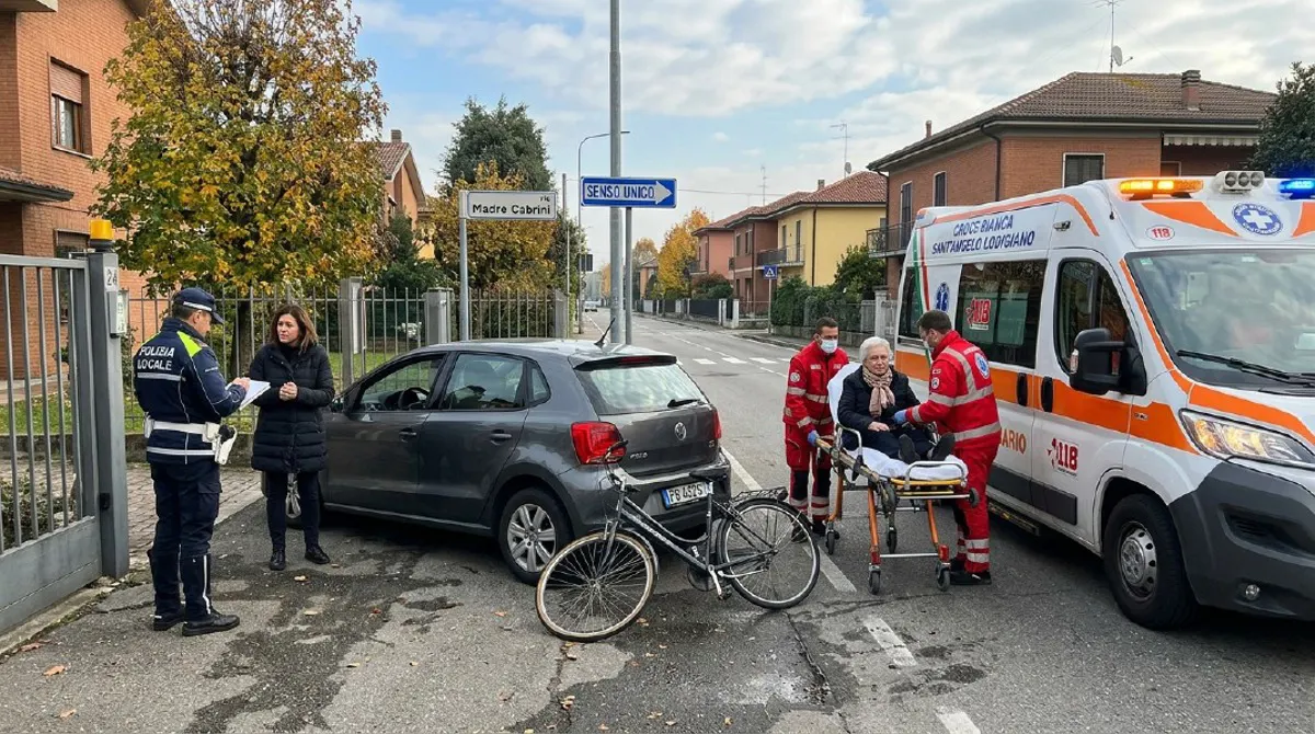 Lodi Vecchio - 81enne in bici urta un'auto