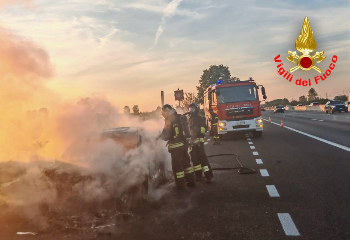 Borgo San Giovanni - Ford rubata prende fuoco
