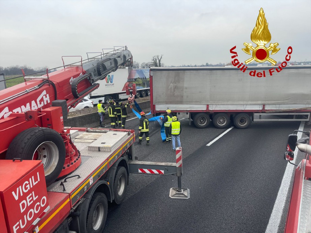 Lodi Vecchio – Tir di traverso, autostrada chiusa