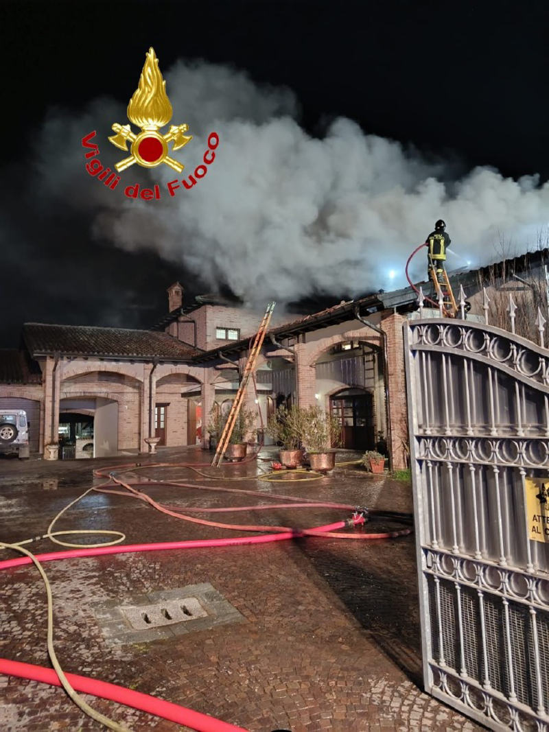 Codogno - Fumo e fiamme dal tetto