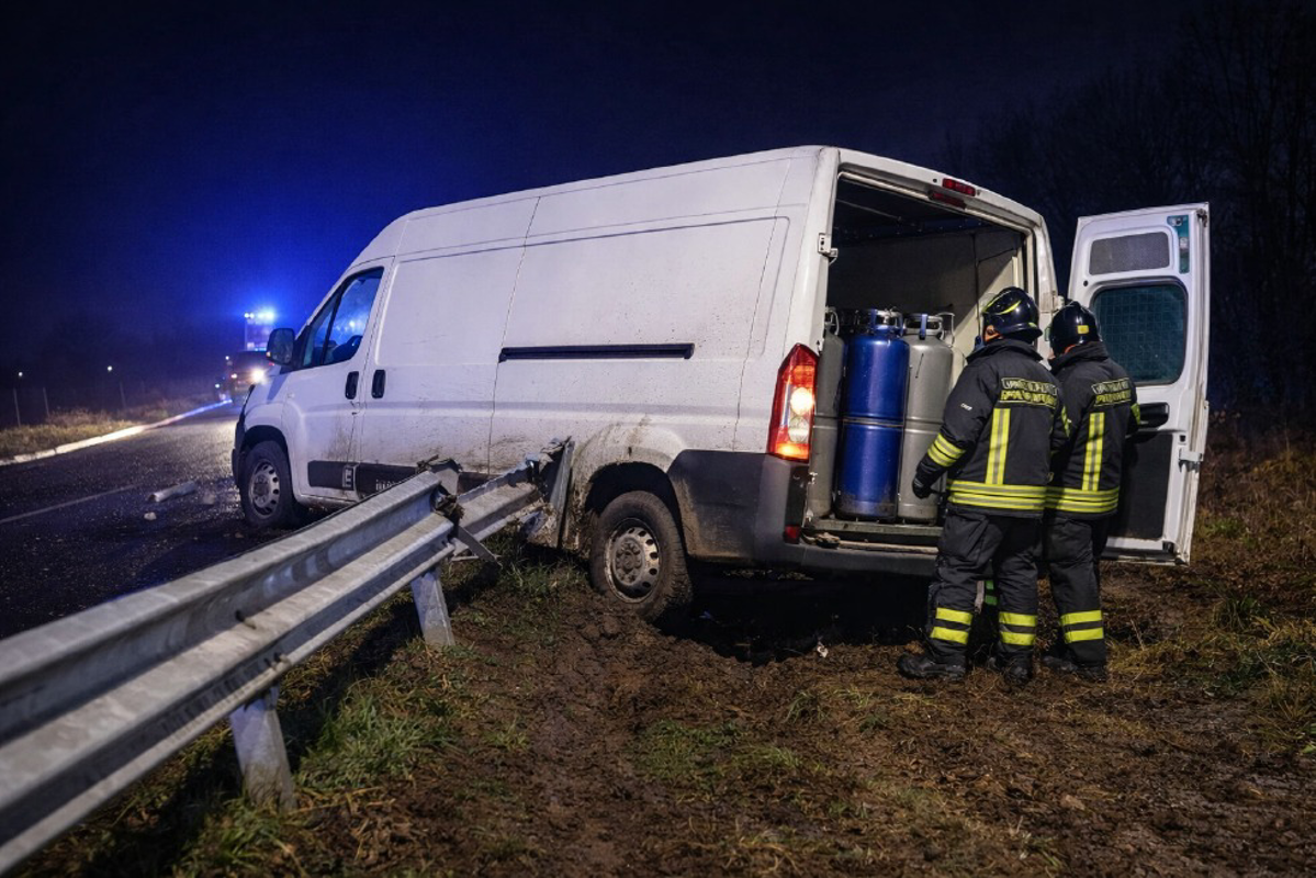 Fombio - Furgone sfonda il guard-rail