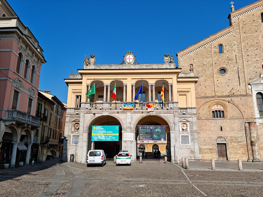 Lodi - Bandiere sì, bandiere no