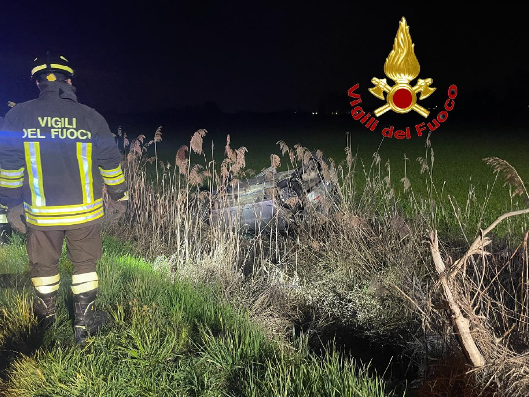 Lodi - Fuori strada, si ribalta nel campo