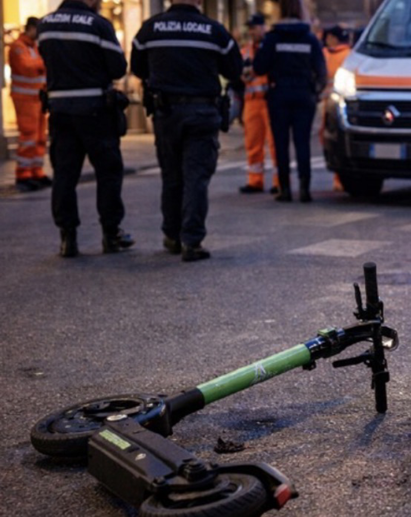 Lodi - Due feriti in monopattino