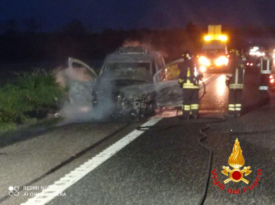 San Rocco al Porto - Furgone in fiamme sull’A1