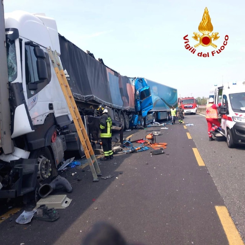 Somaglia - Scontro tra cinque camion in A1