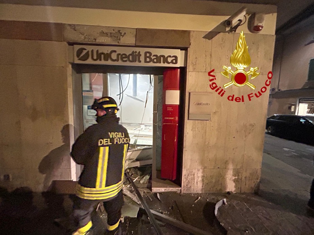 Casalpusterlengo - Assalto al bancomat, bottino ingente