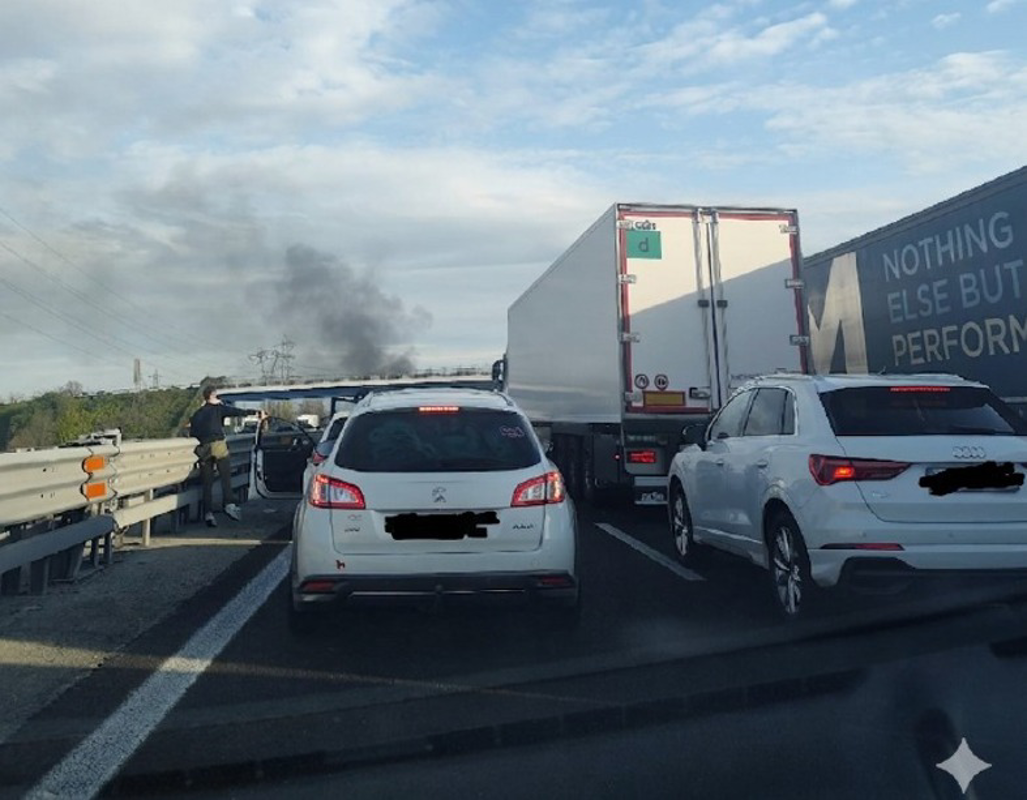 Basso Lodigiano - Auto a fuoco sull'A1