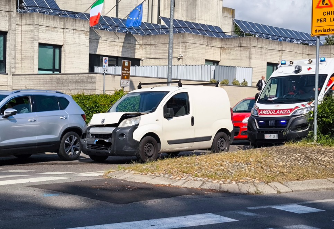 Lodi - Tamponamento davanti al tribunale