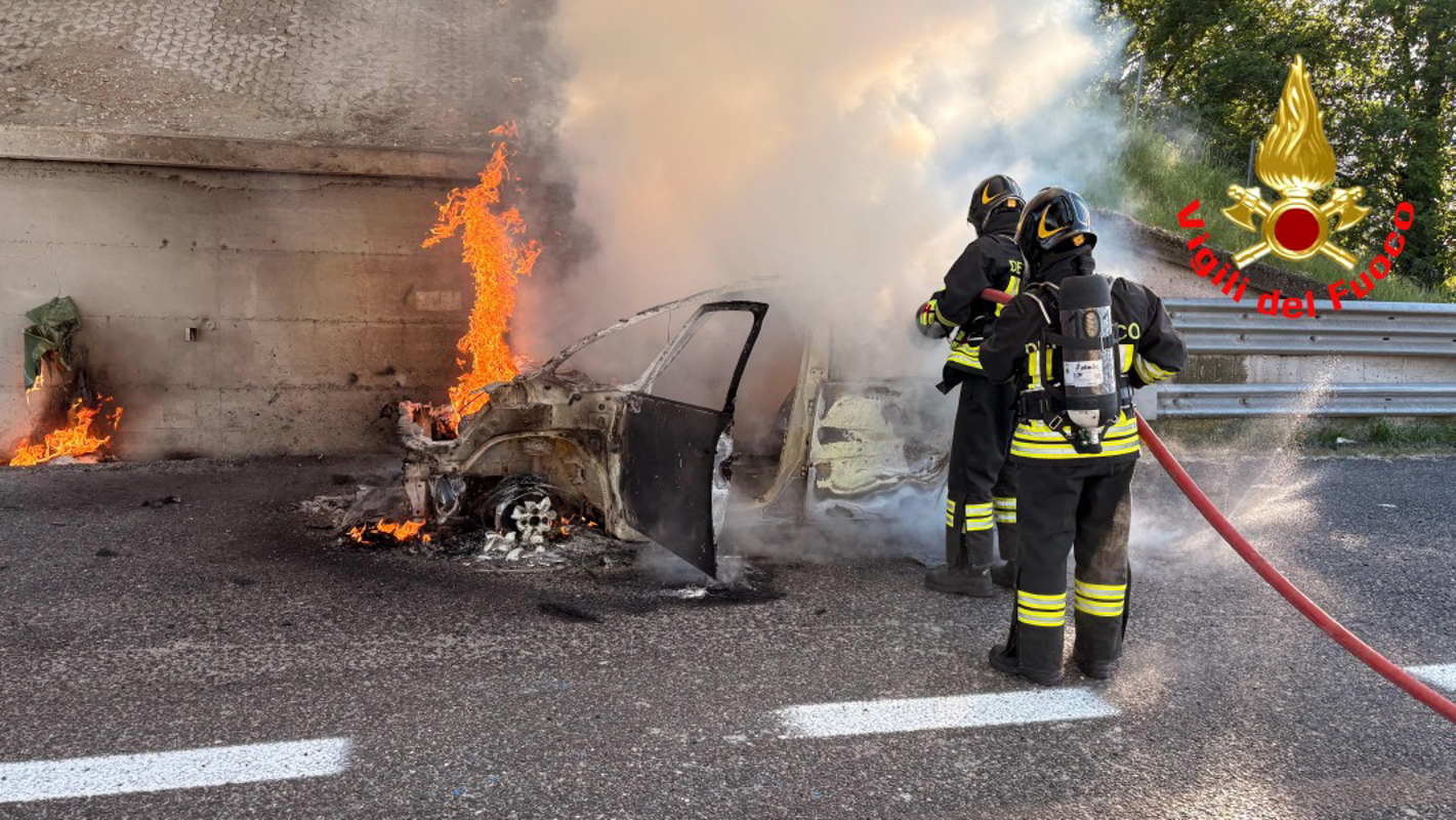 Casalpusterlengo - Auto in fiamme al casello