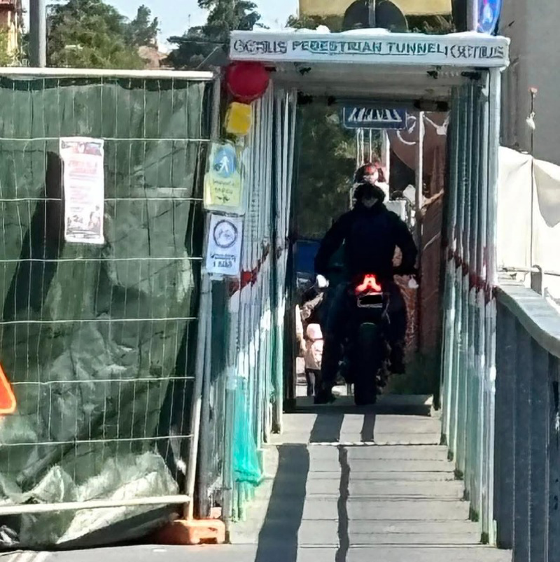 Lodi - In moto sulla passerella 