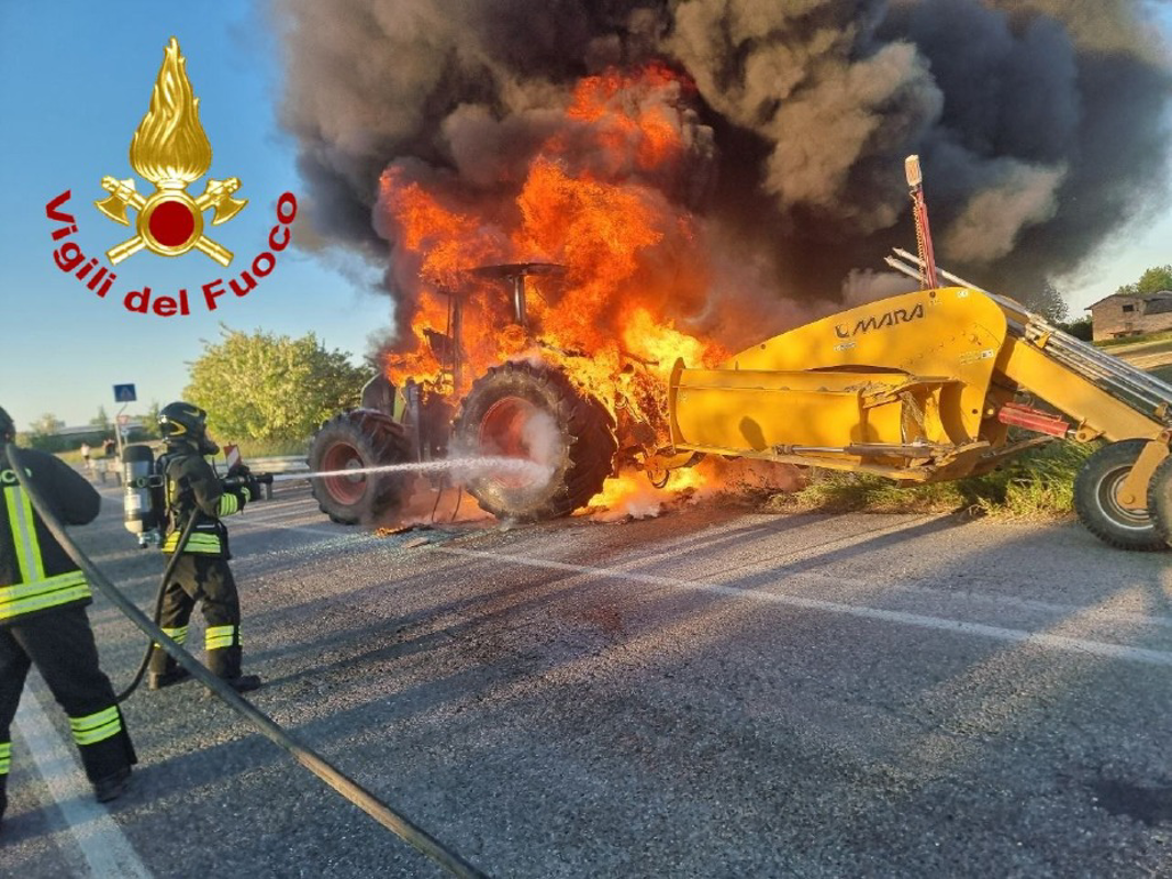 Lodi - Trattore in fiamme