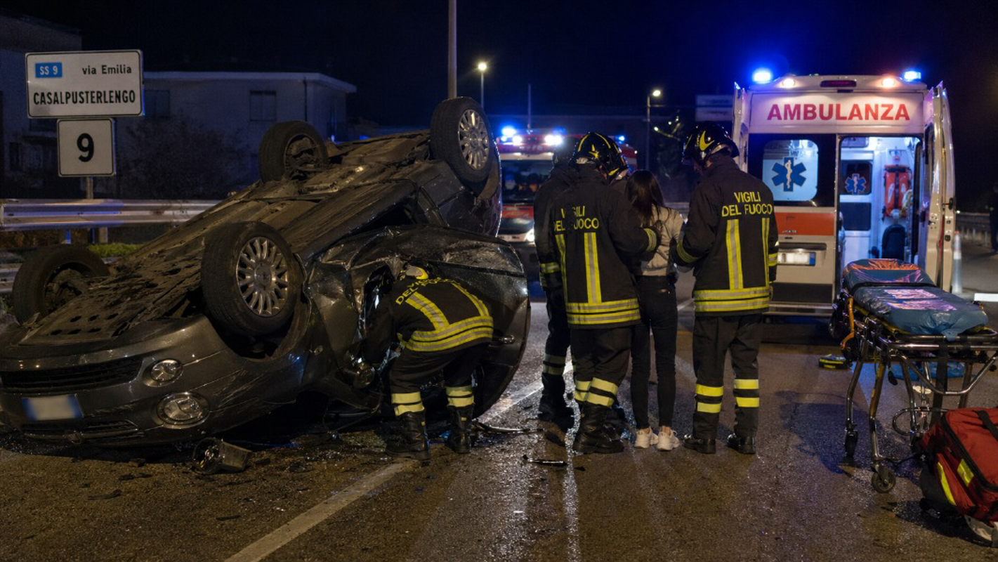 Casalpusterlengo - Ragazza incastrata nella sua auto
