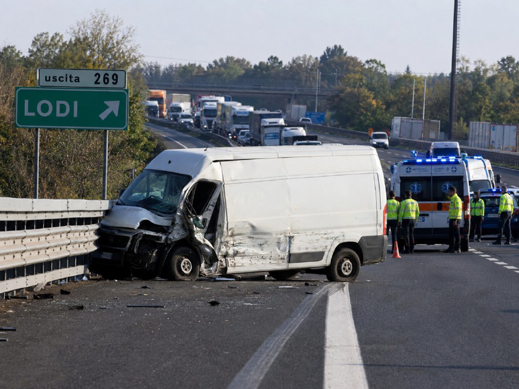 Lodi - Furgone si schianta sull’A1, chiusa l’uscita