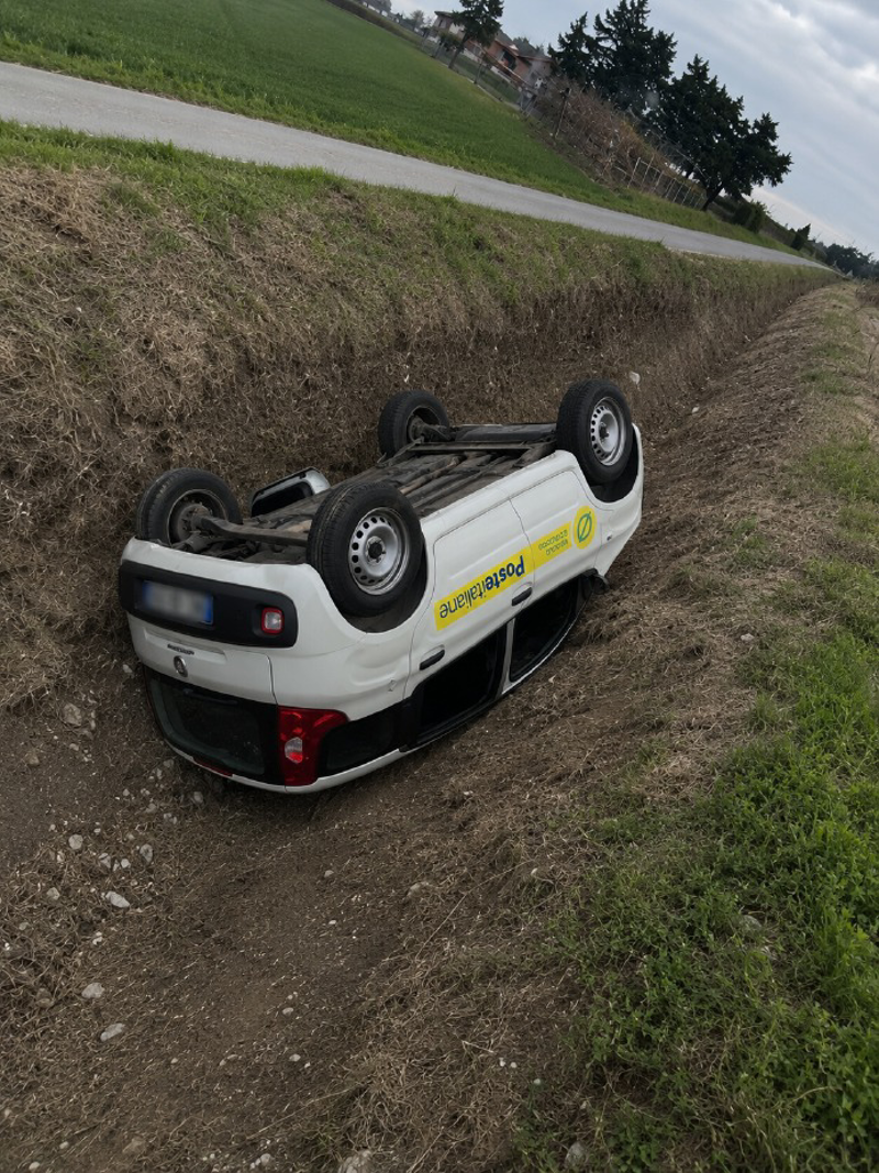 Corte Palasio - Auto delle Poste finisce nel fosso