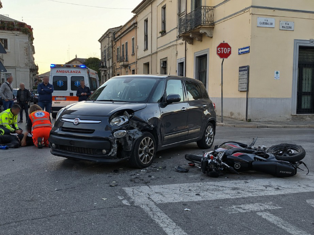 Zelo - Niente stop e travolge una moto