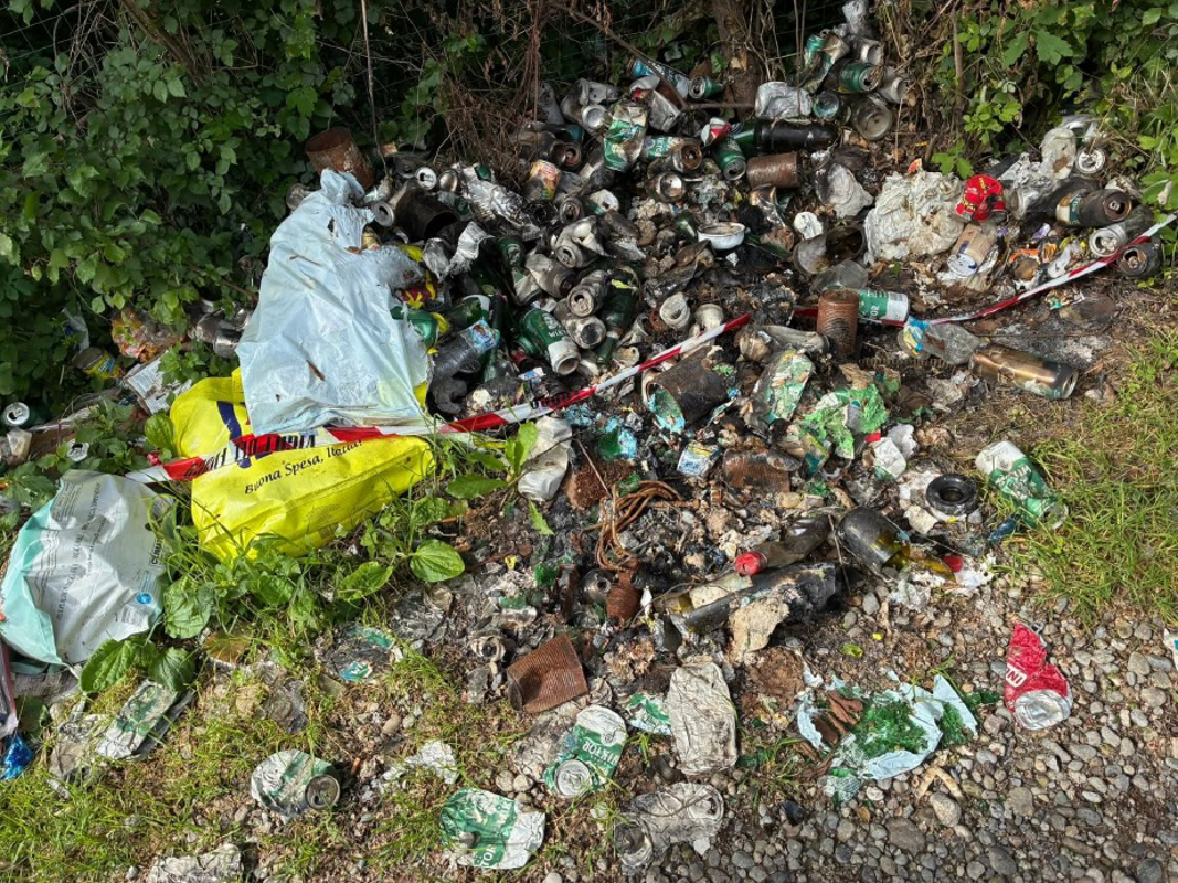 Zelo Buon Persico - Rifiuti abbandonati lungo la ciclabile