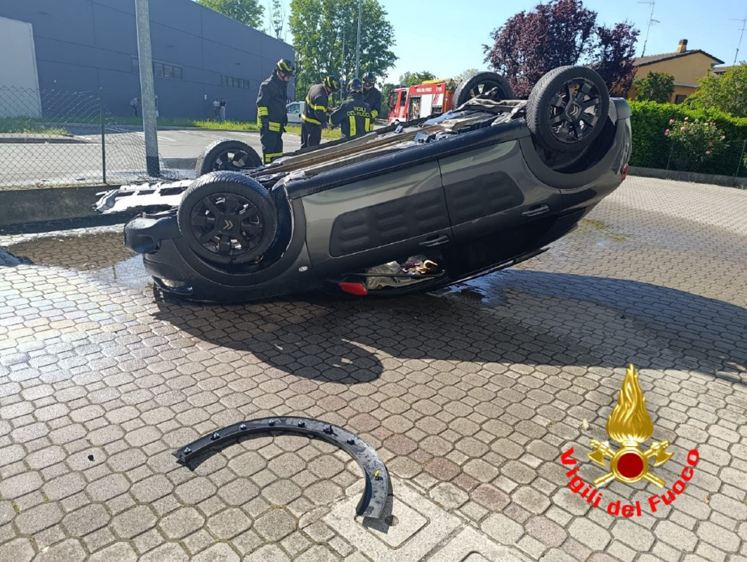 Castiglione d'Adda - Auto si ribalta e abbatte colonnina del gas