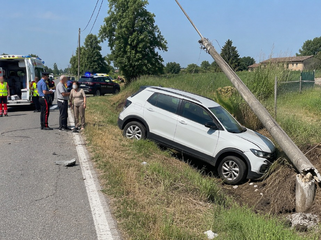 Casaletto Lodigiano - Auto nel fosso, abbattuto un palo Telecom