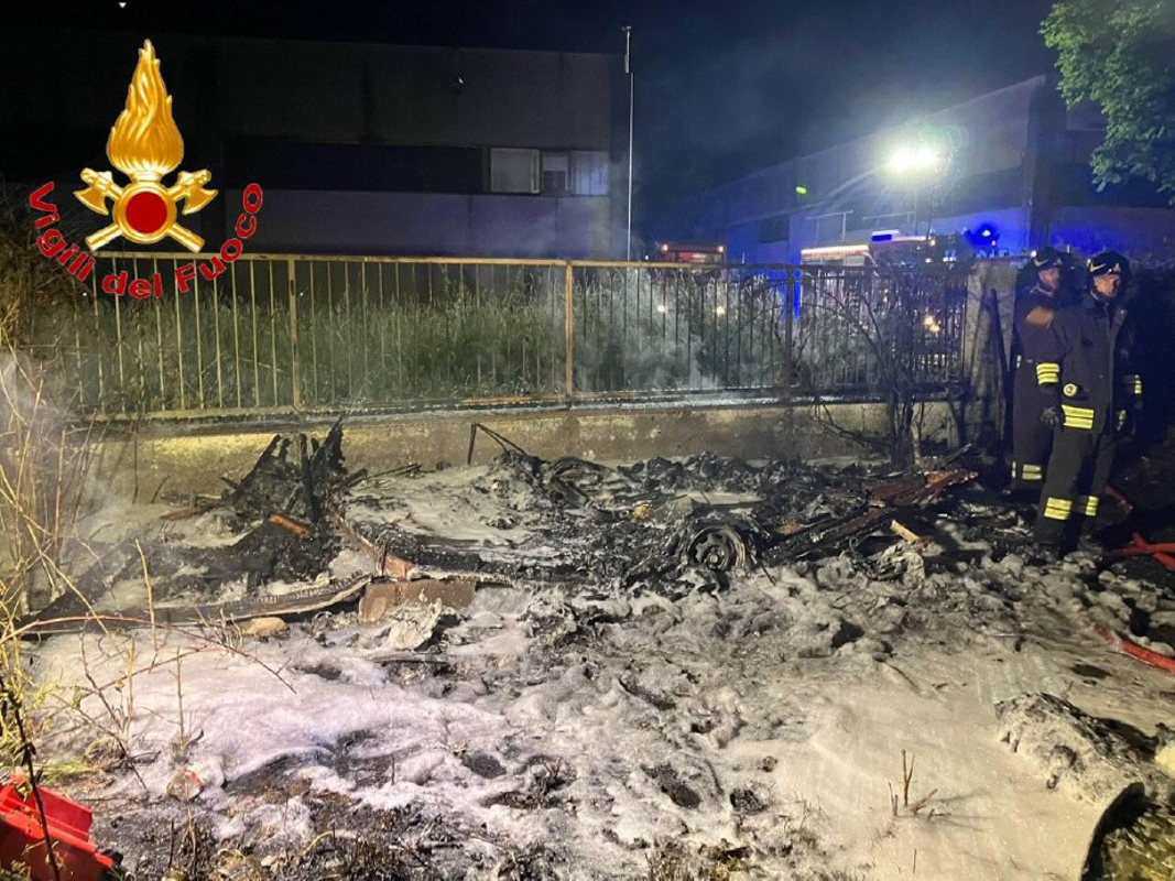 Lodi - Roulotte dormitorio distrutta dal rogo