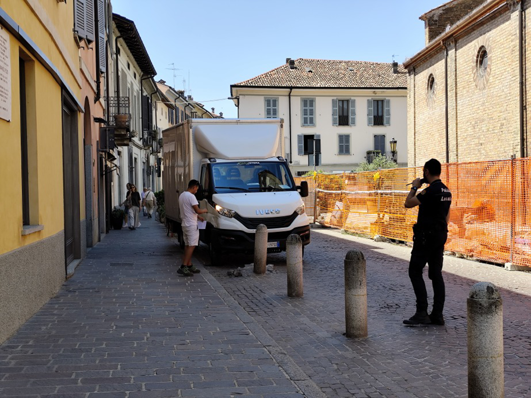 Lodi - Furgone prende un pilone in cemento 