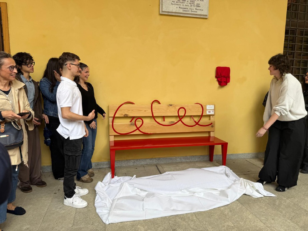 Lodi - Una panchina rossa in Provincia
