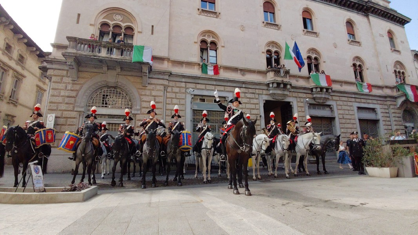 Lodi - Fanfara a cavallo suona in città