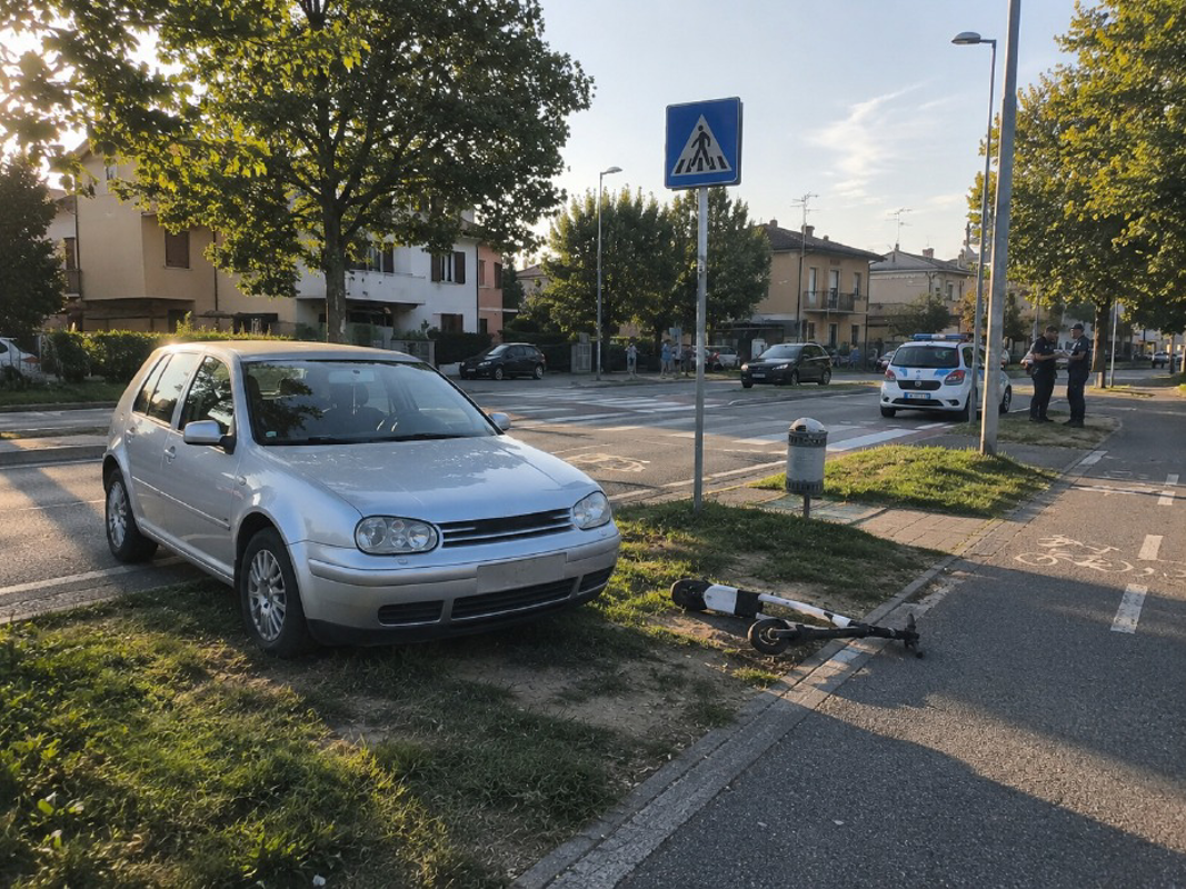 Lodi - In due sul monopattino, incidente