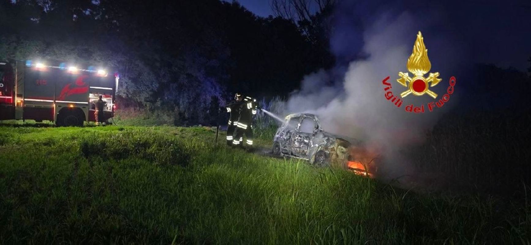 Senna Lodigiana - Auto in fiamme in un campo