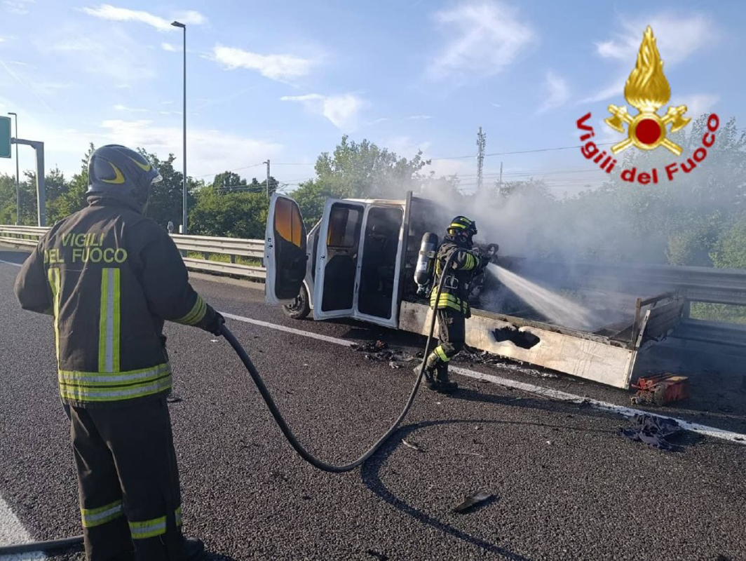 Pieve Fissiraga - Furgone in fiamme, salvi