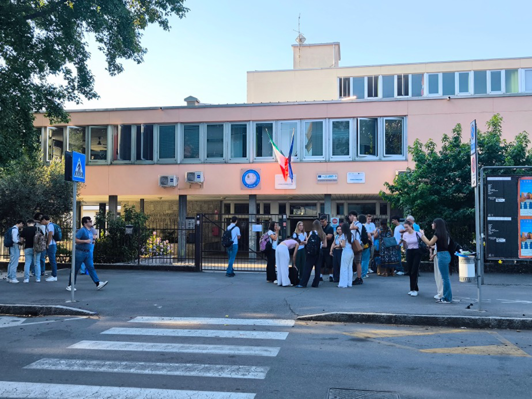 Lodi - Maturità, l’attesa davanti a scuola
