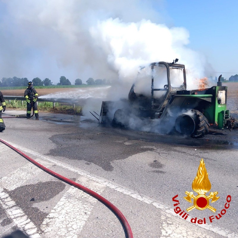Corno Giovine - Mezzo agricolo distrutto dalle fiamme
