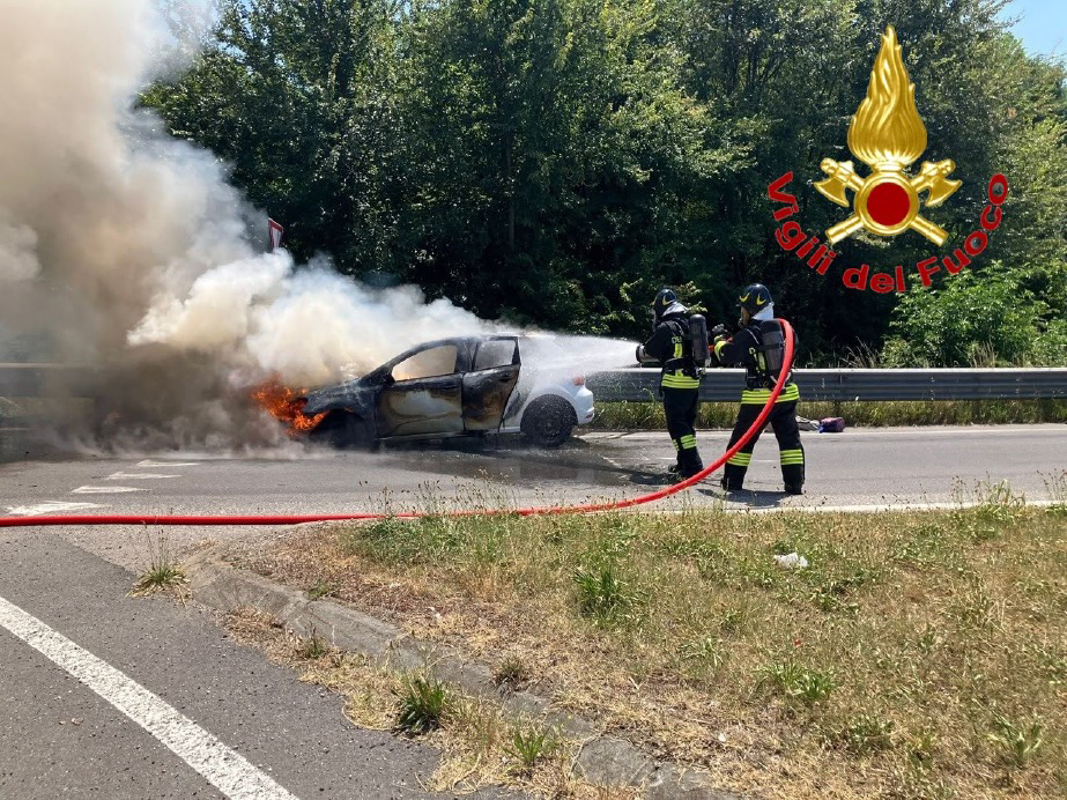 Pieve Fissiraga - Auto in fiamme sulla statale