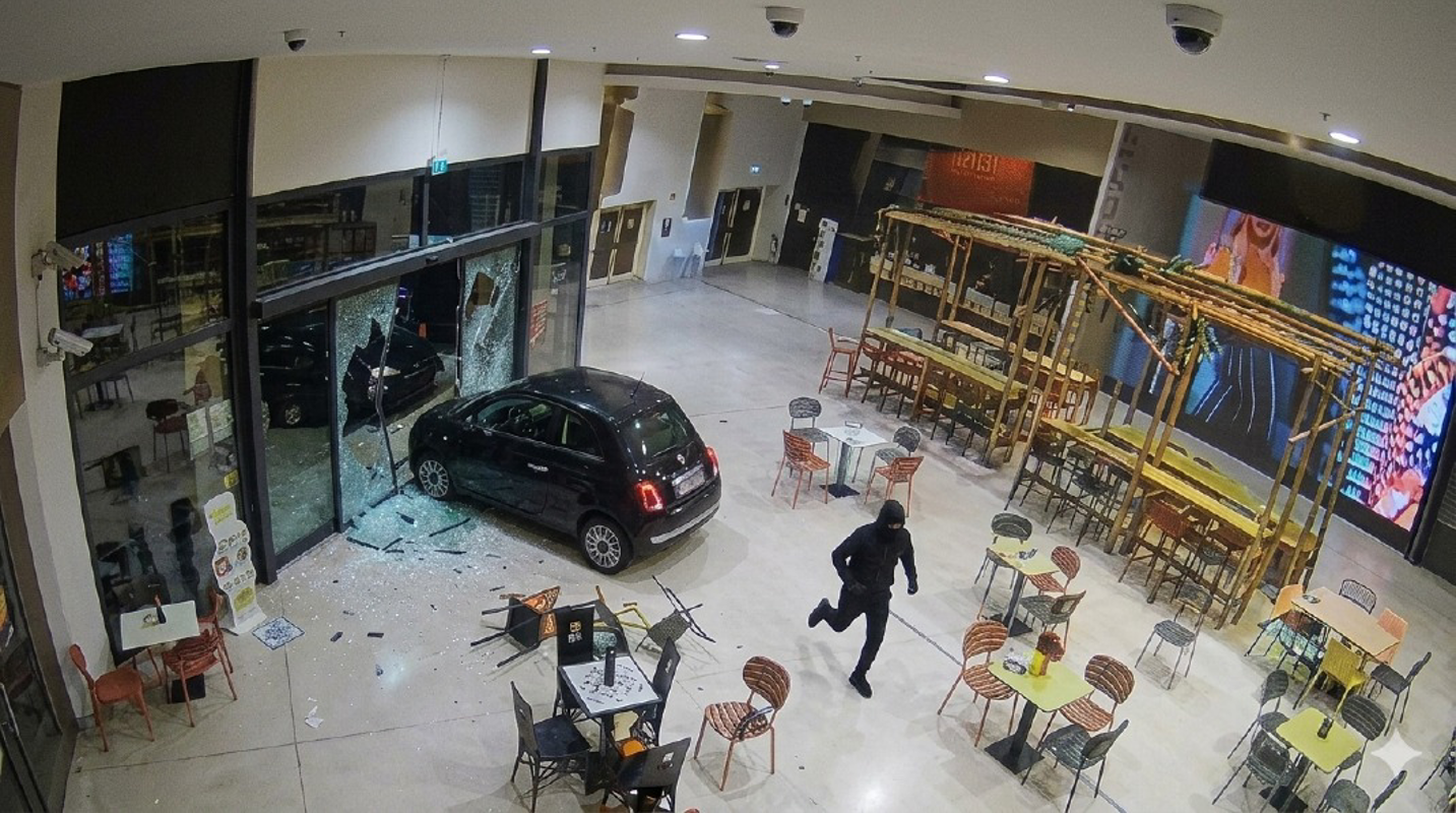 San Rocco al Porto - Auto ariete nel centro commerciale