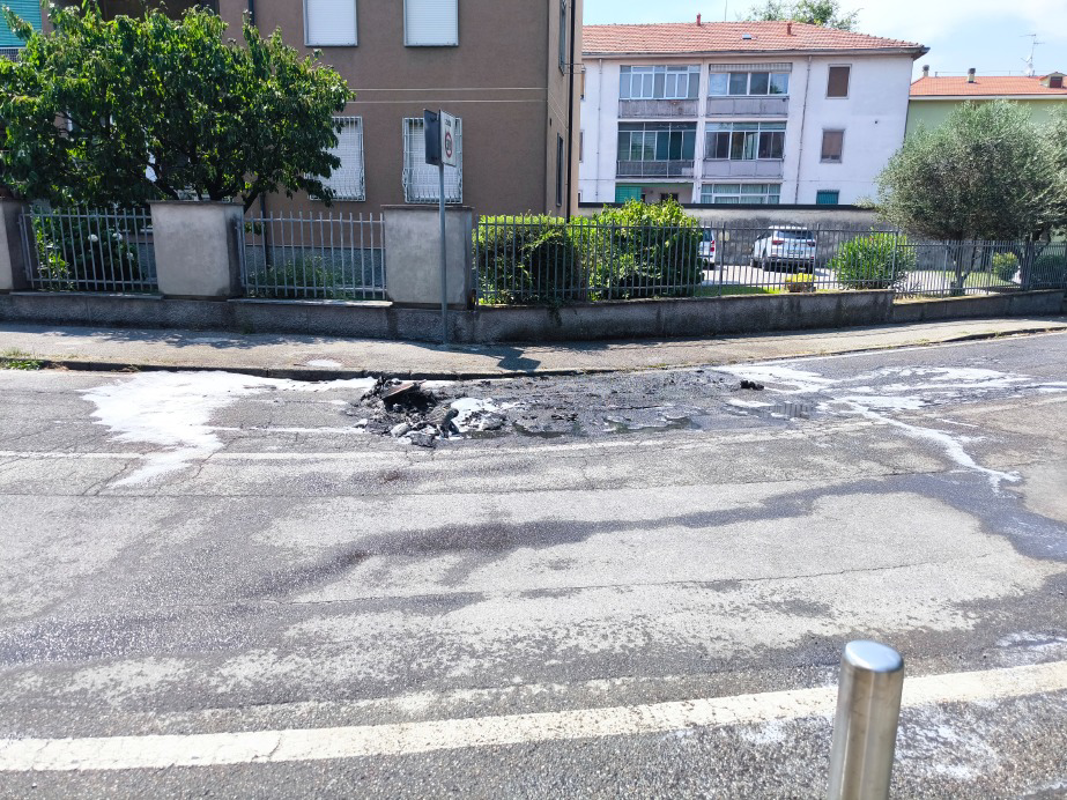 Lodi - Auto in fiamme, strada chiusa