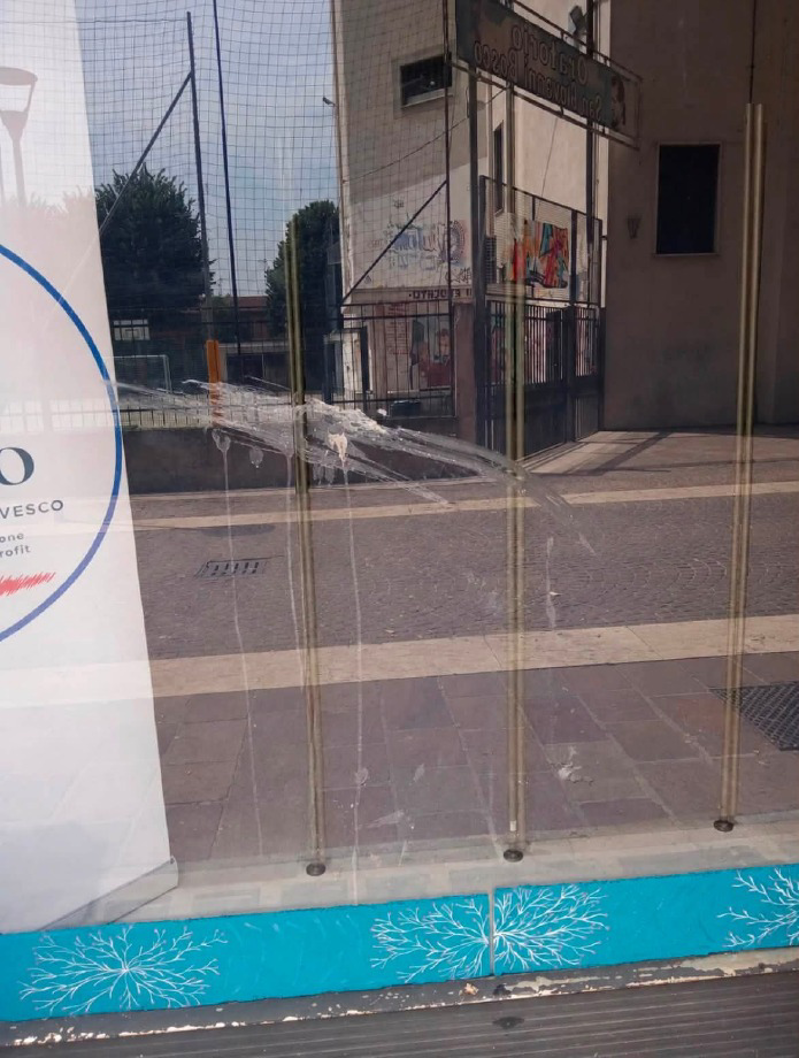 Tavazzano con Villavesco - Imbrattata la nuova sede di Amiamo