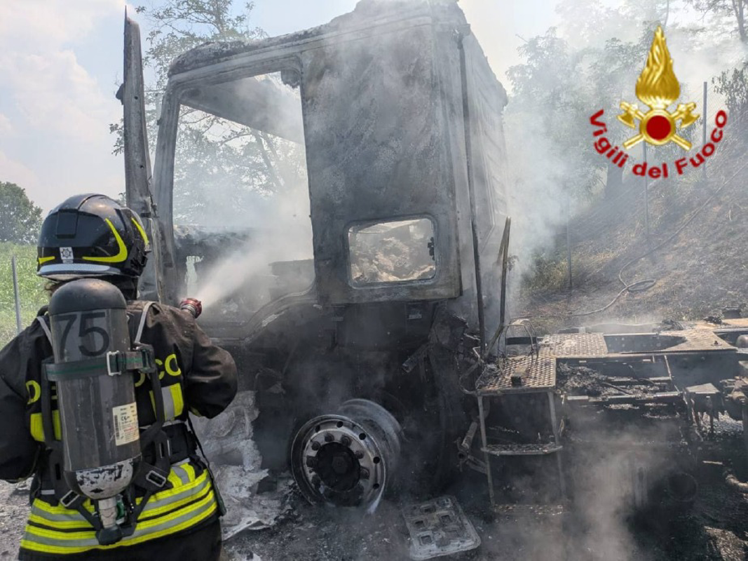 Villanova del Sillaro - Camion brucia sull’A1