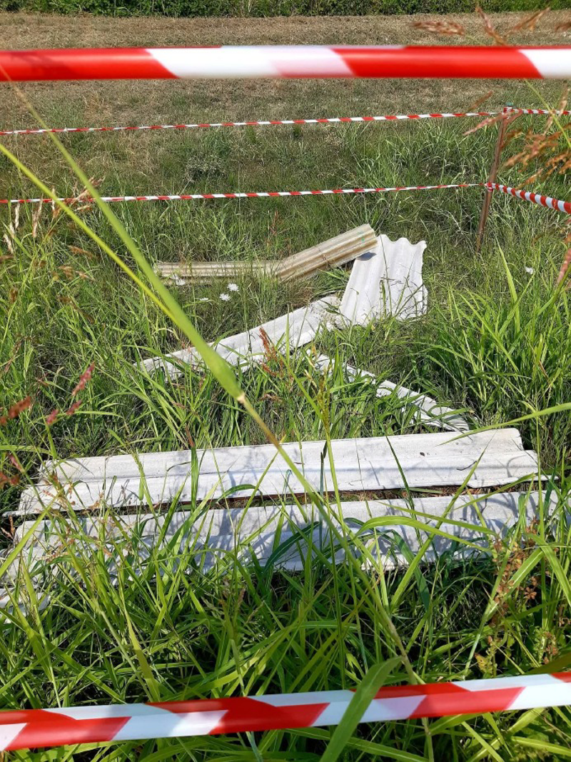 Caselle Landi - Lastre abbandonate lungo l’argine